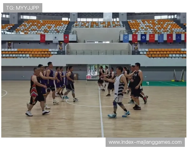 篮球赛后队员交流从赛场延伸到工作生活，友谊深化