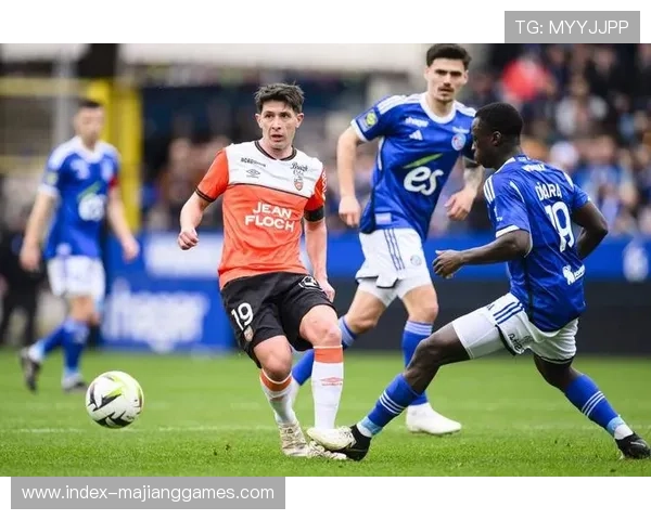 斯特拉斯堡5-3-2防守反击战术成型，主场强势成欧战资格关键。